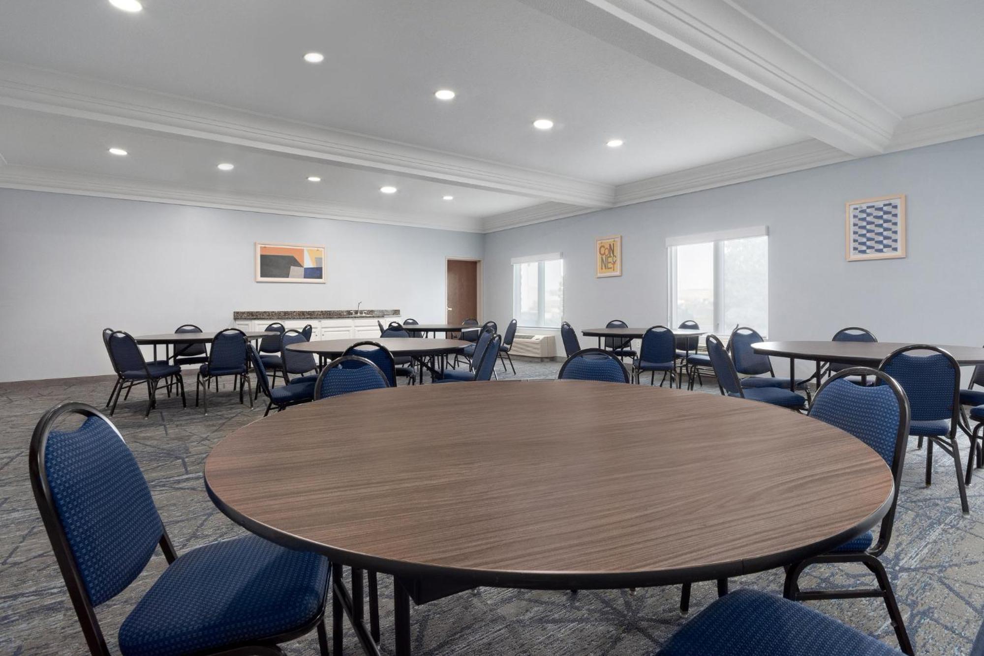 Holiday Inn Express Hotel & Suites Saginaw By Ihg Exterior foto